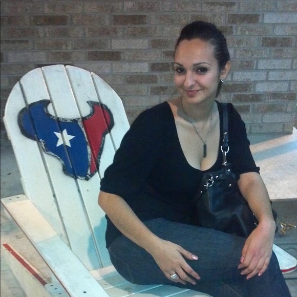 Meet your Posher, Julissa - Picture 1 of 1